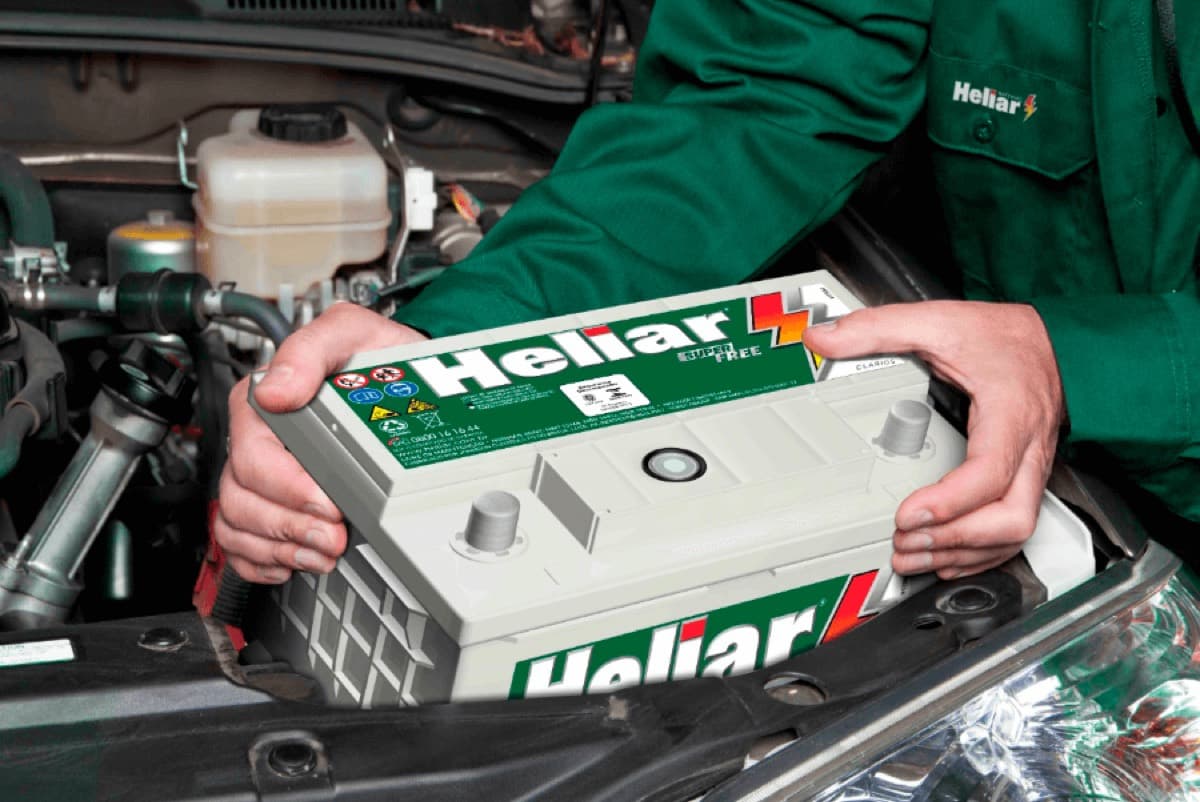 Técnico instalando una batería Heliar